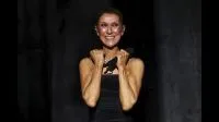Celine Dion sai animada de show em Paris e canta em cima de carro; veja