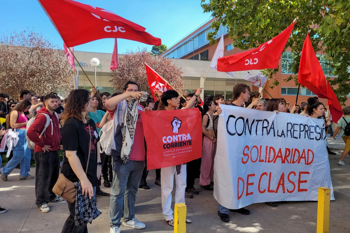 Trabajadores y alumnos de la Complutense exigen “medidas disciplinarias” contra los agentes de una carga policial en el campus