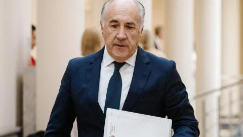 Un mono agarrado a su plátano