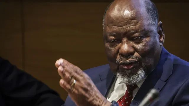 Chissano lamenta "situações" na Guiné que impedem participação na CPLP