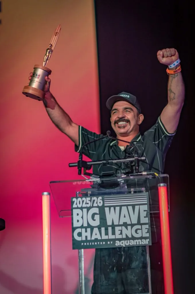 Surfista brasileiro Rodrigo Koxa vence mais uma vez o Big Wave Challenge