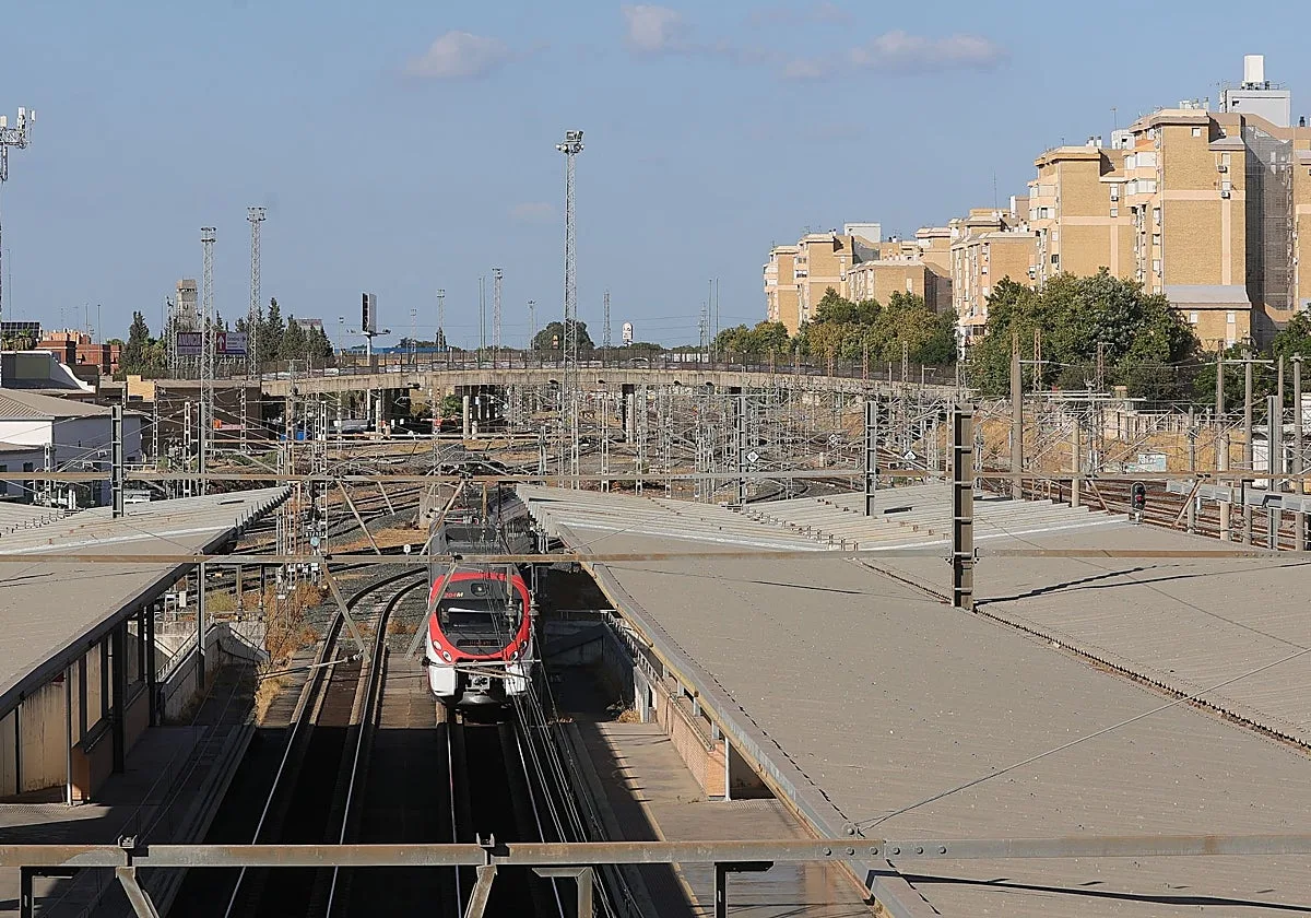 El PSOE acusa de «deslealtad» a la Junta por pedir el tren al aeropuerto para Sevilla Este