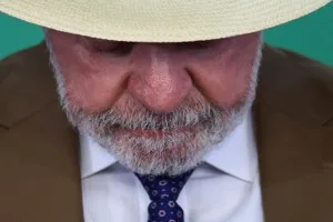Planalto tratou reajuste do Bolsa Família como “segredo” em meio à queda de Lula