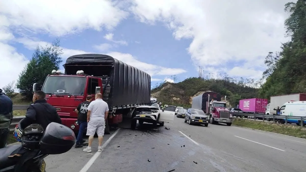 Choque entre una camioneta y un camión en la vía Bogotá-Girardot dejó una mujer muerta: revelan video del momento exacto del accidente