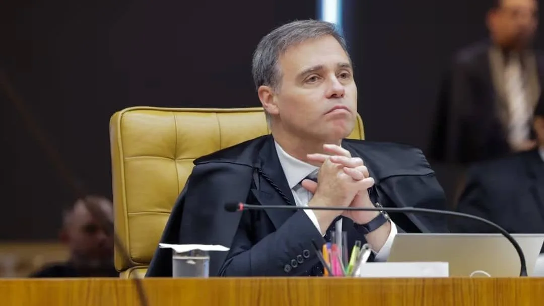 André Mendonça proíbe campanha de Lula de usar a frase “Se Flávio vence, você perde”