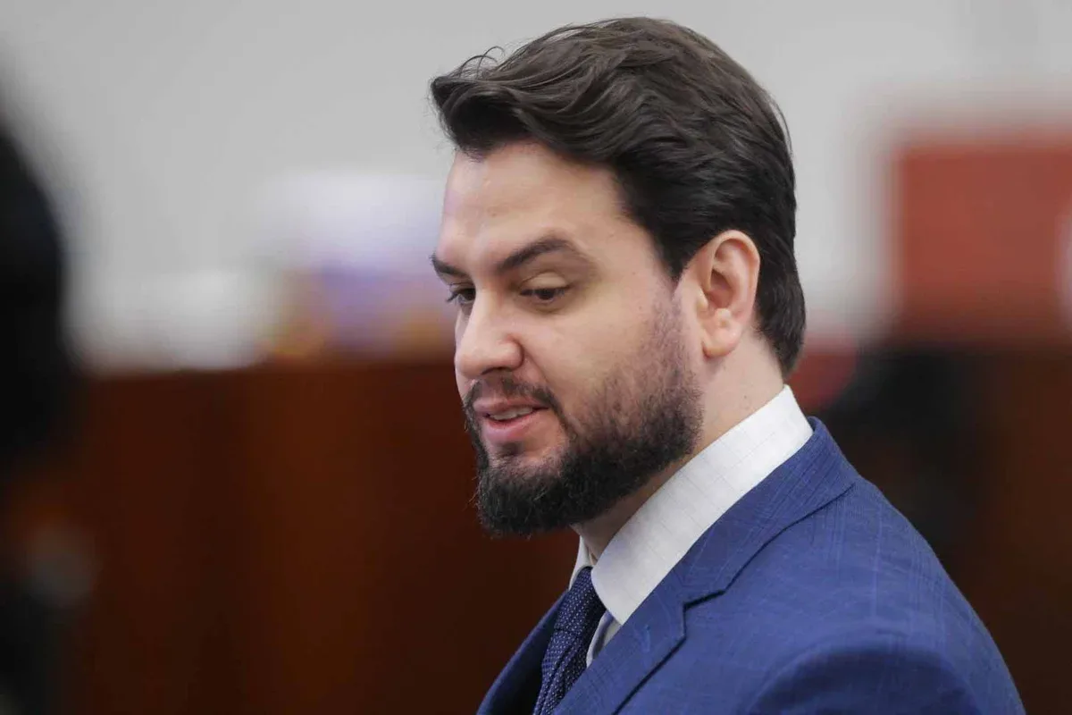 Moraes autoriza Carlos e Flávio a visitar Filipe Martins na prisão