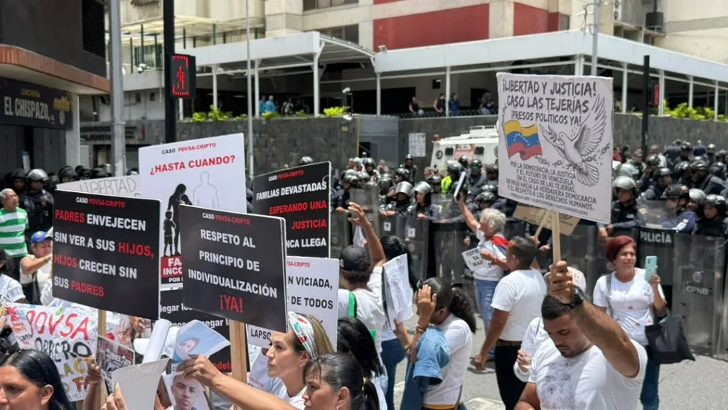 Familiares de presos políticos marchan en Caracas y enfrentan cerco policial