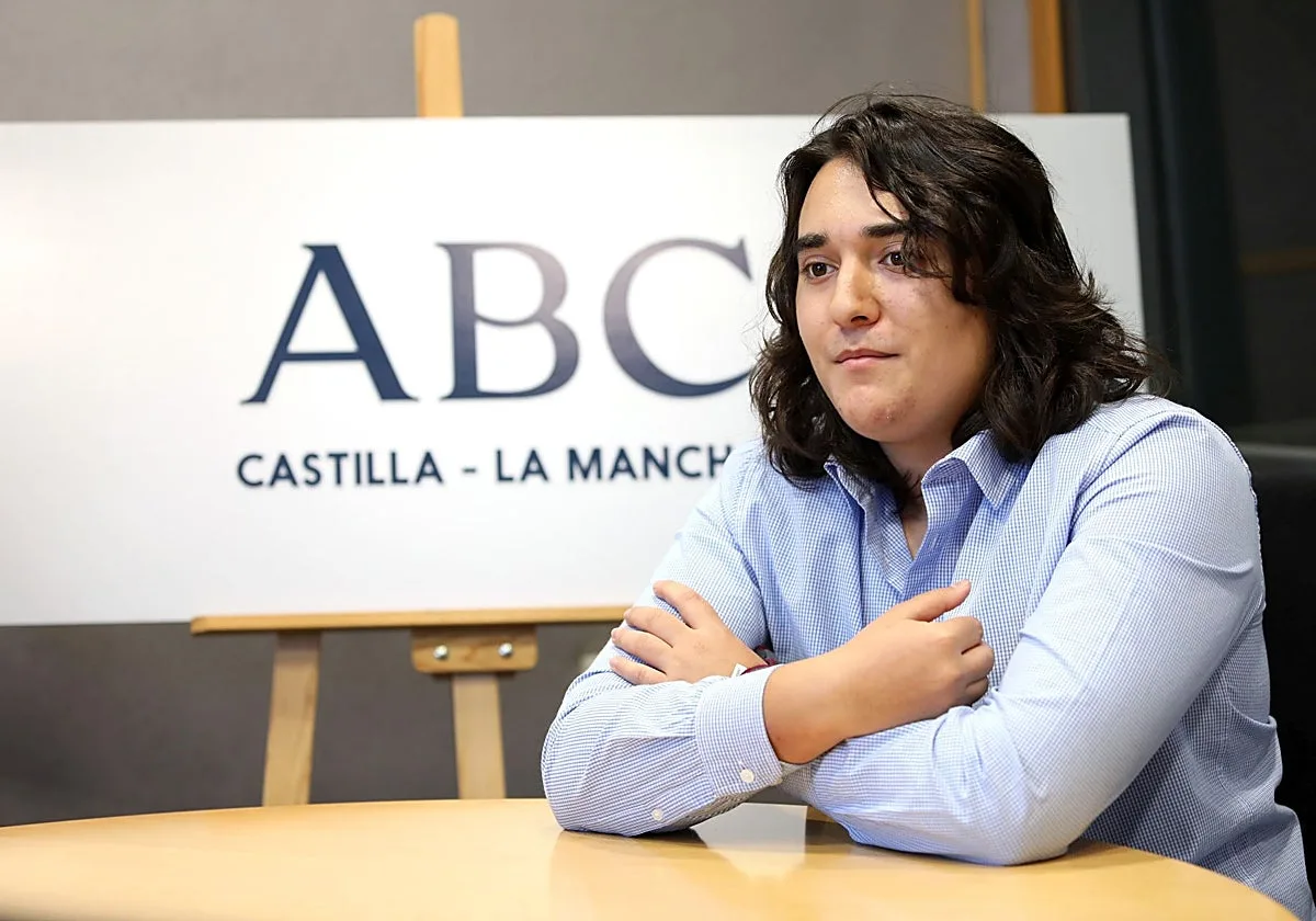 Carlos Muñoz, escritor: «Escribo para entretenerme; desde pequeño me ha encantado la literatura»