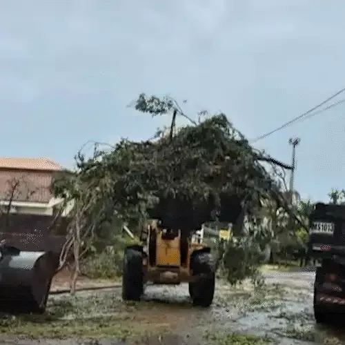 Apesar de tempo instável, equipes seguem nas ruas para reparar estragos