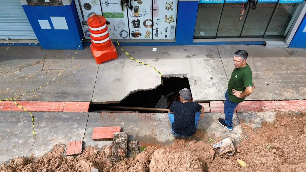 Prefeitura avalia erosão que deixou buraco sob calçada no Centro de Dourados