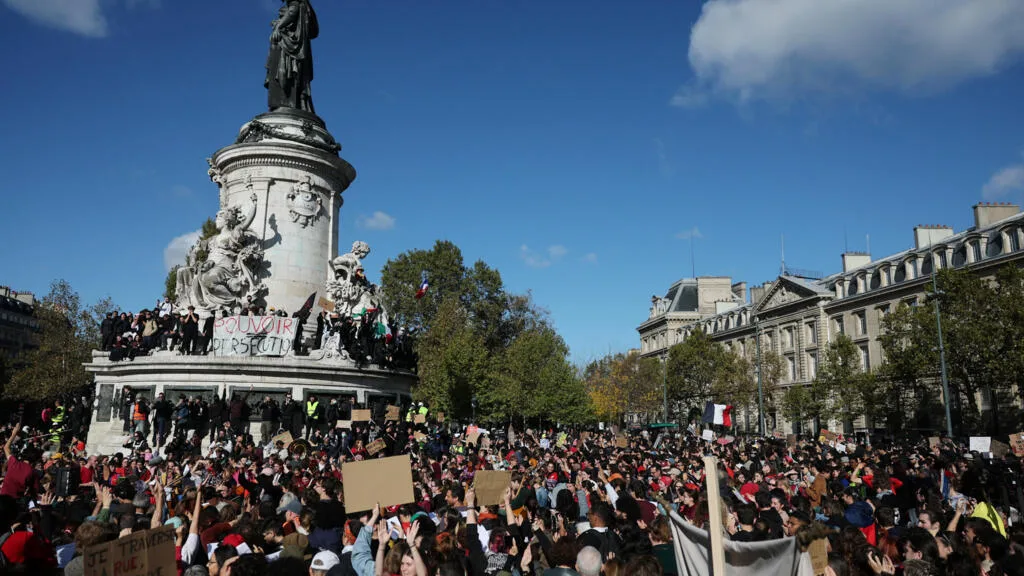 Manifestações contra aumento do custo de vida começam com detenções e reforço policial em toda a França