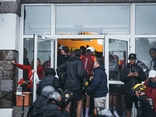 « Emplacement idéal en cas de grêle » : l’hôtel qui a abrité le peloton de la Vuelta reçoit une vague d’avis positifs
