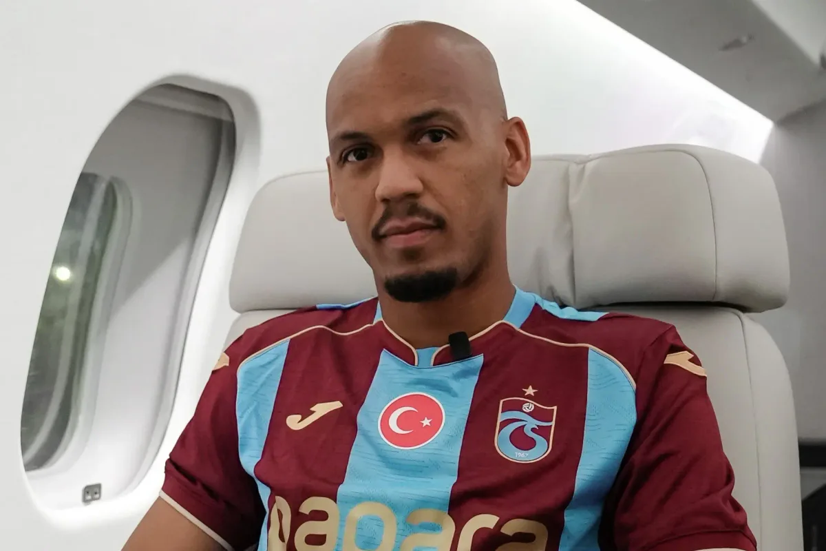 Fabinho acerta com o Trabzonspor e reedita parceria com Salah
