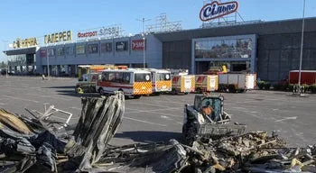 Ataque russo a shopping causou 16 mortos, Kiev responde e atinge refinaria