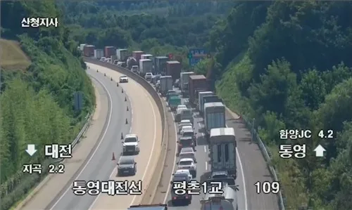 통영대전고속도서 4.5t 화물차 추돌 '연쇄 충격'…10명 이송