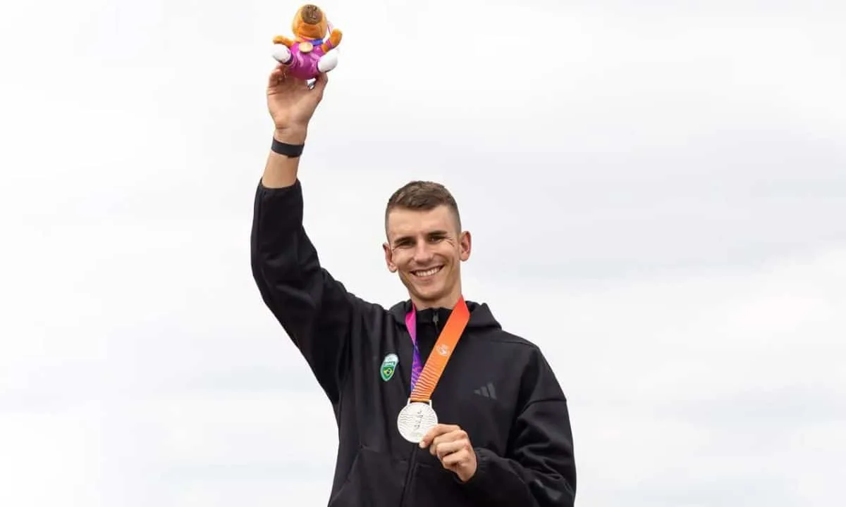 Alex Malacarne é prata no MTB e celebra primeira medalha pelo Brasil