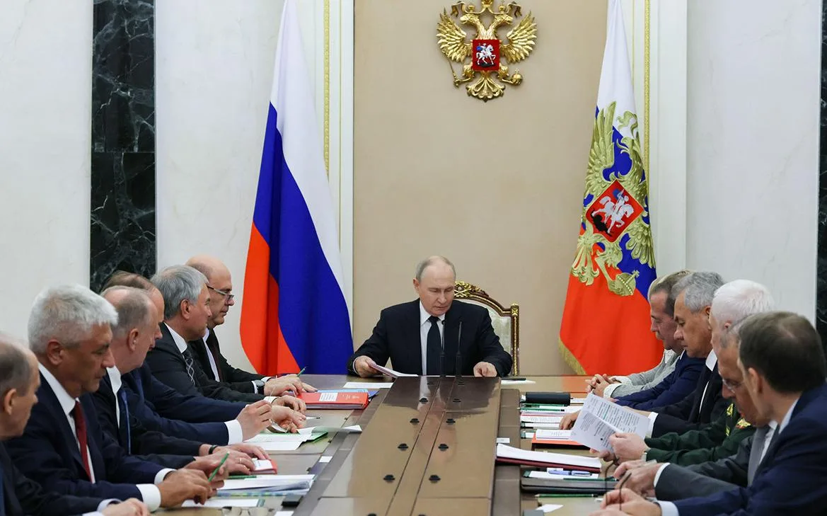 Путин обсудил безопасность в Арктике с членами Совбеза