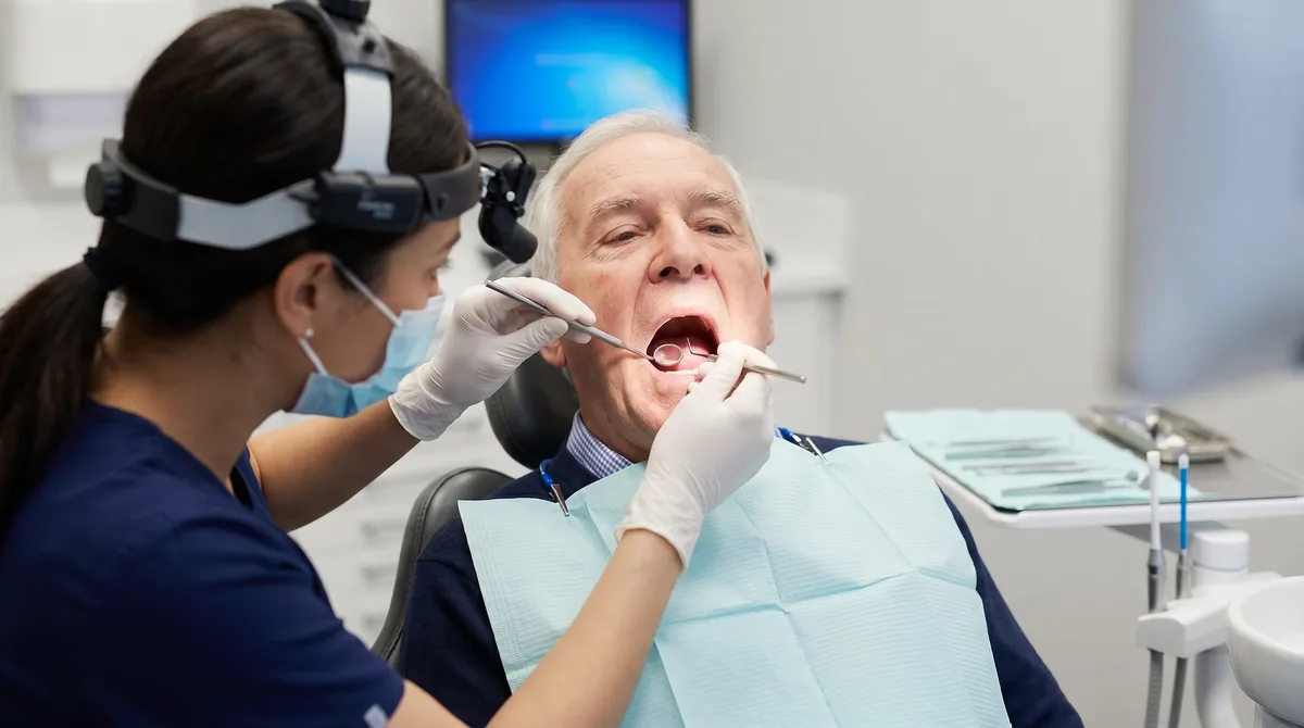 Qué relación existe entre la pérdida dental y el deterioro cognitivo en los adultos mayores según una revisión