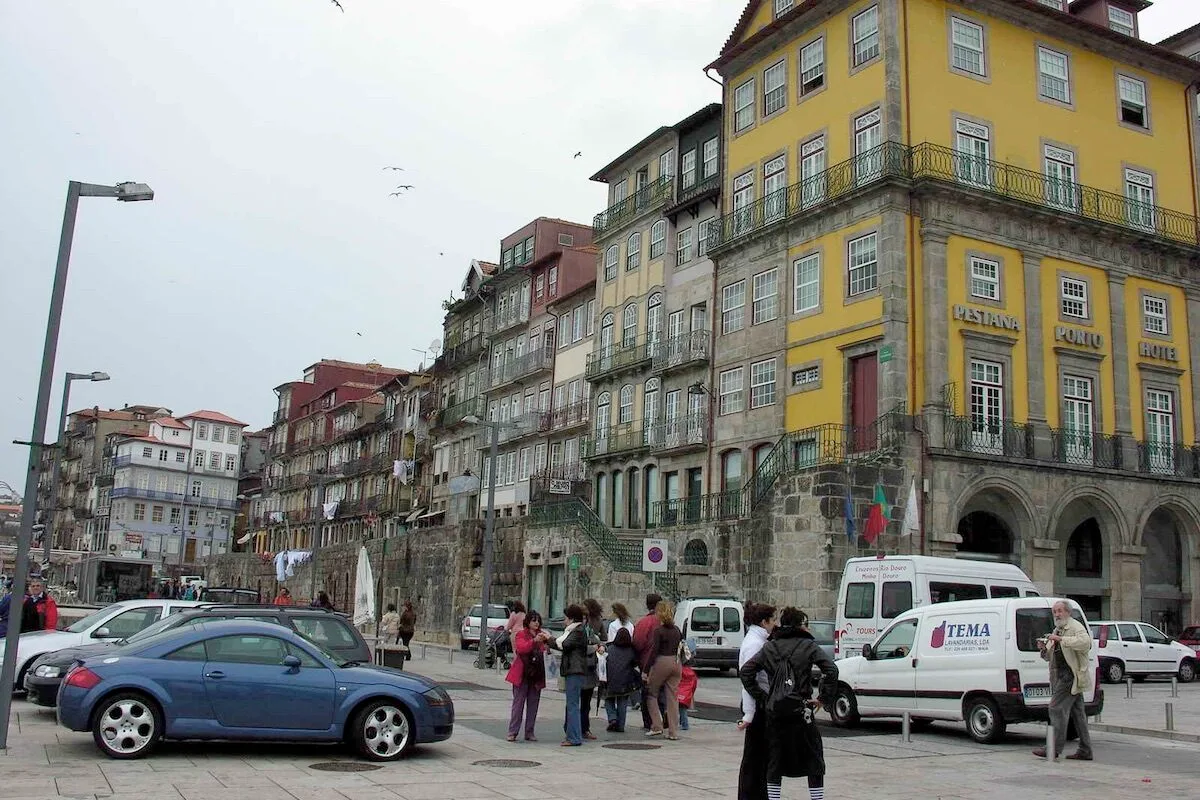 O Porto tem 85 km de ruas com estacionamento ilegal. Custam 100 milhões por ano