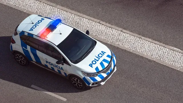 Entra em hotel e furta telemóvel da receção. Foi detido quando fugia