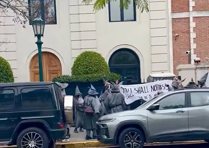 Una banda de Gandalfs le armó una protesta a Peter Thiel en Barrio Parque