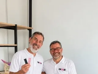 La maison de leurs amis a brûlé… Fini les mégots jetés partout, Vincent et Nicolas créent un ingénieux cendrier de poche