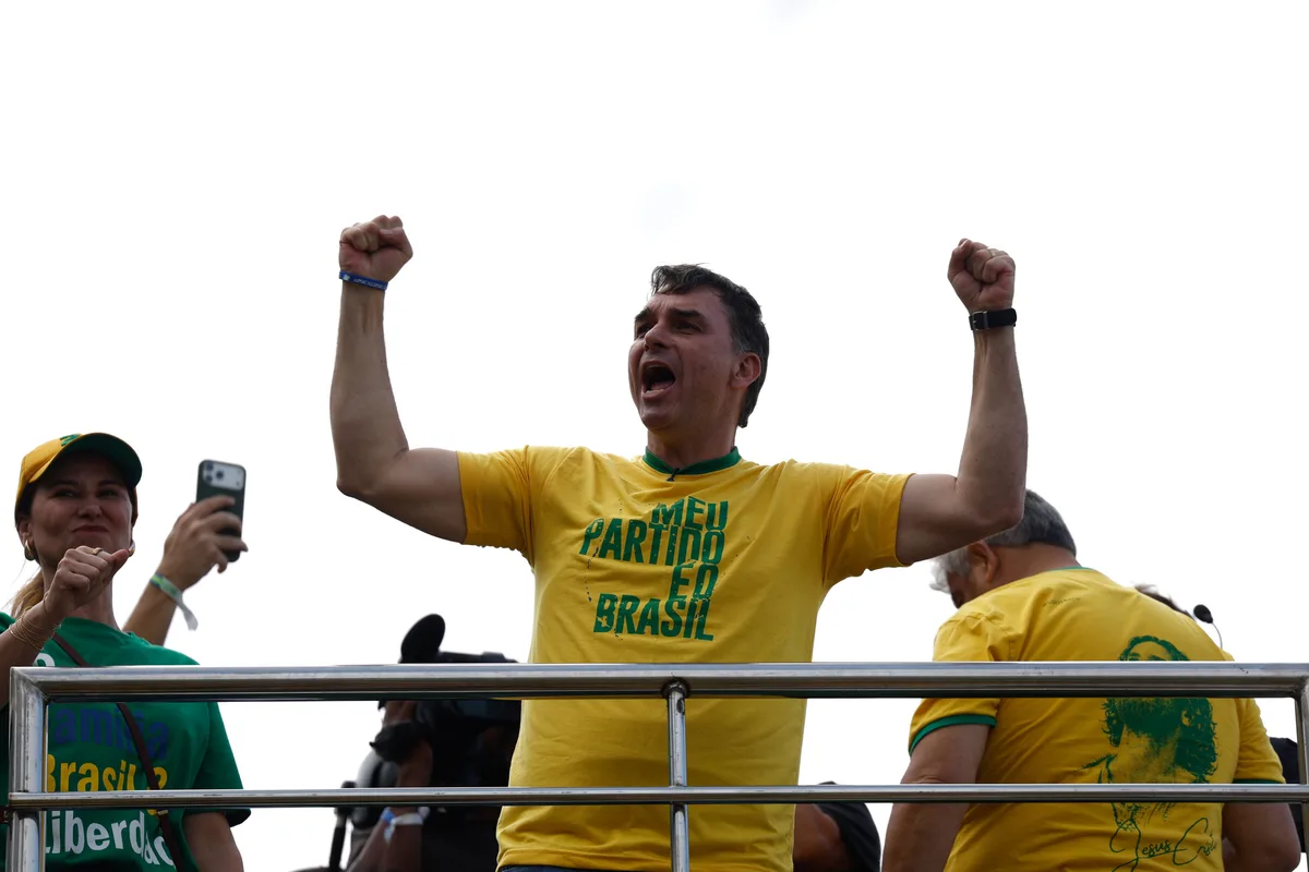 Flávio fala no pai para defender Renan Santos