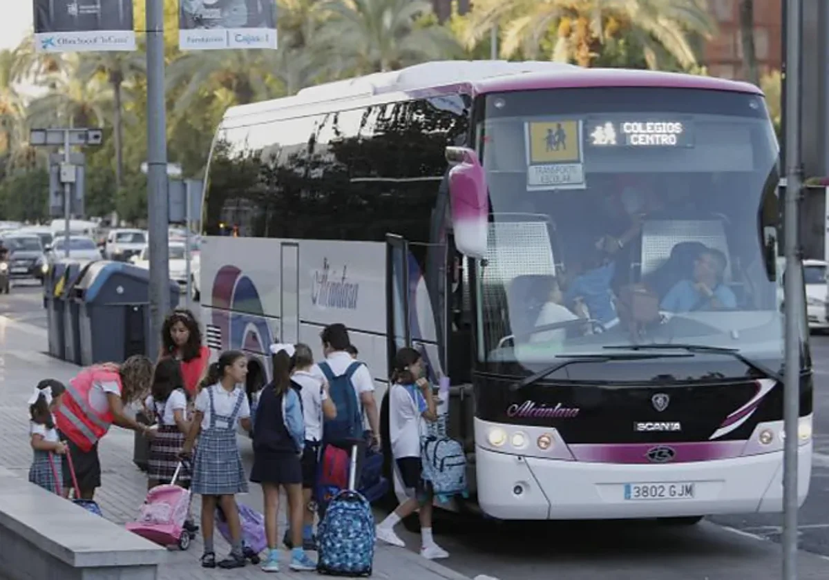Más de 600 estudiantes de Jaén retoman el servicio de transporte escolar