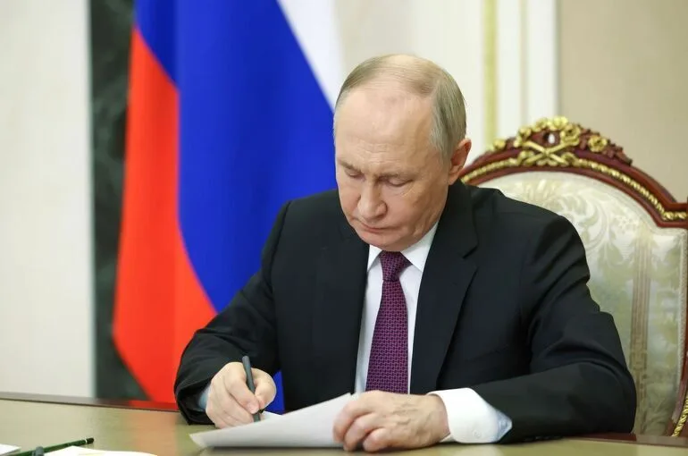 Путин наградил посмертно погибшего в Крыму помощника машиниста тепловоза