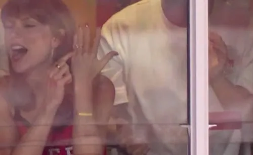 Taylor Swift presumió su anillo de bodas para festejar un touchdown de Travis Kelce
