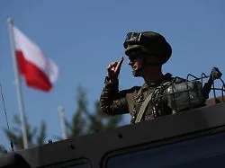 Schuldenberg wächst: Militärausgaben halten Polens Staatshaushalt tief im Minus