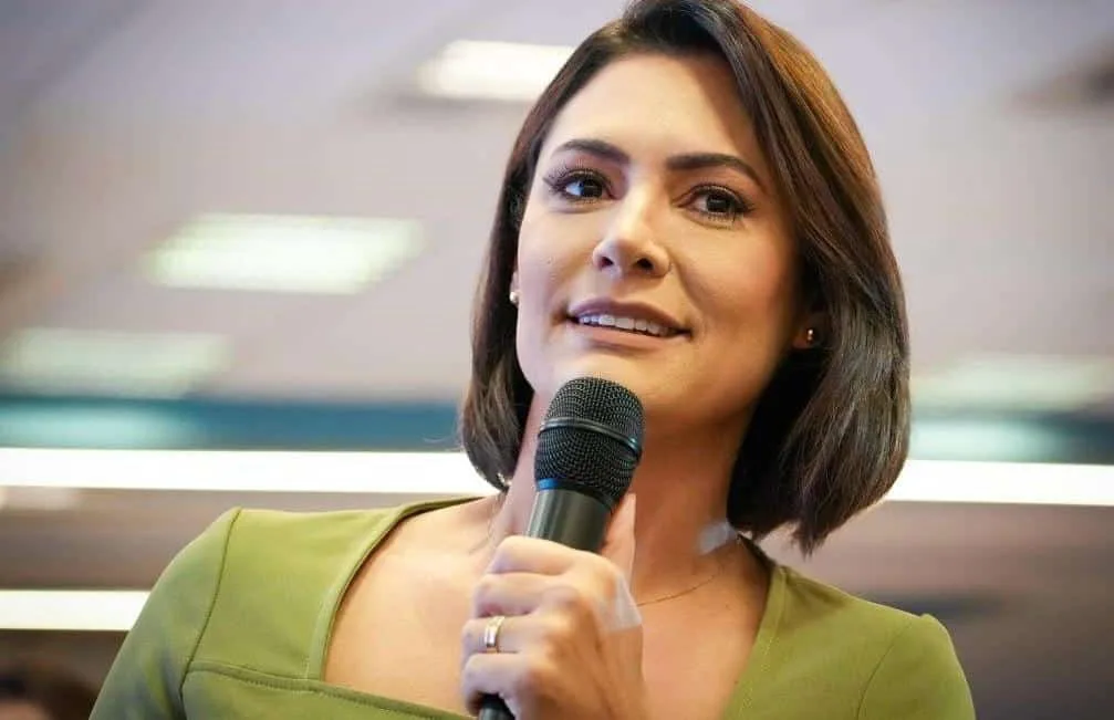 A reação de Michelle após encontro com Flávio Bolsonaro