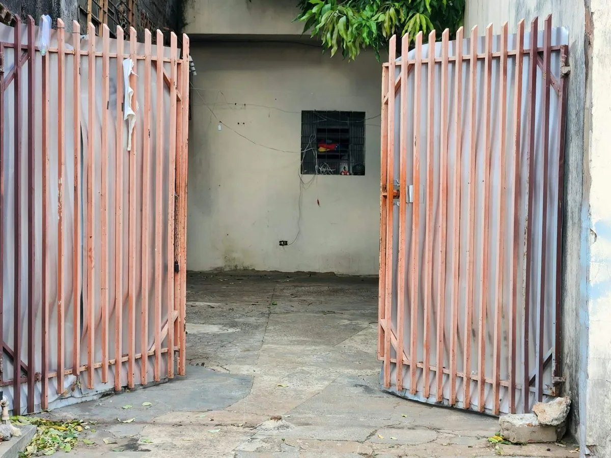 Polícia procura suspeito após mãe achar filha estrangulada na sala