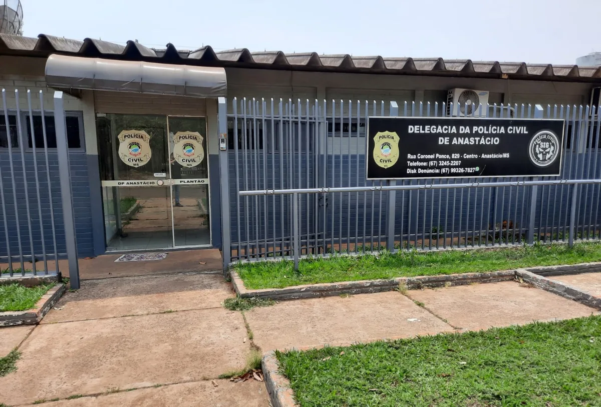 Trio é preso após vigia ser rendido e três veículos serem roubados de pátio em Anastácio