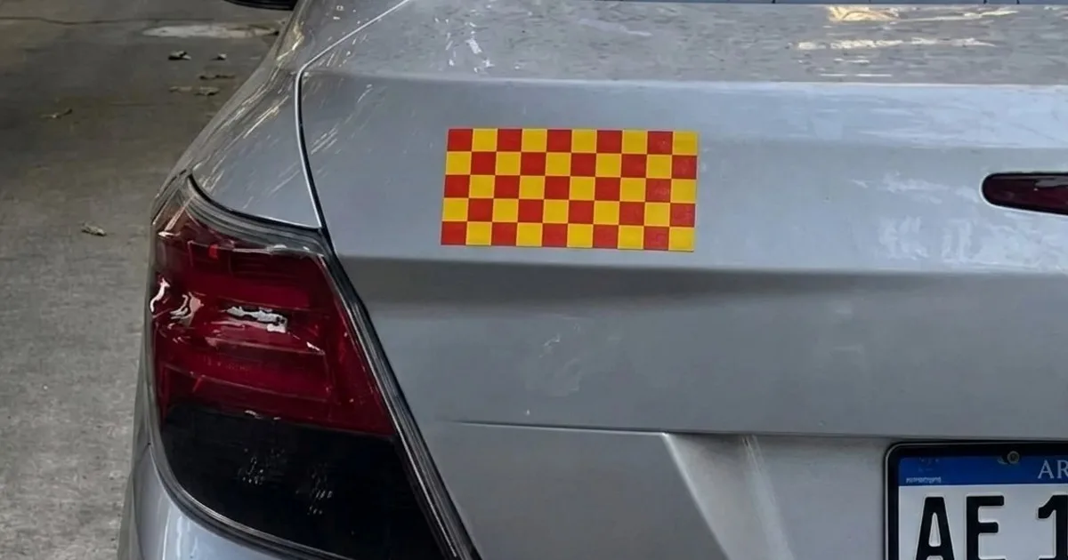 Qué significado tiene la calcomanía a cuadros rojos y amarillos en los autos y quiénes tienen la obligación de usarla