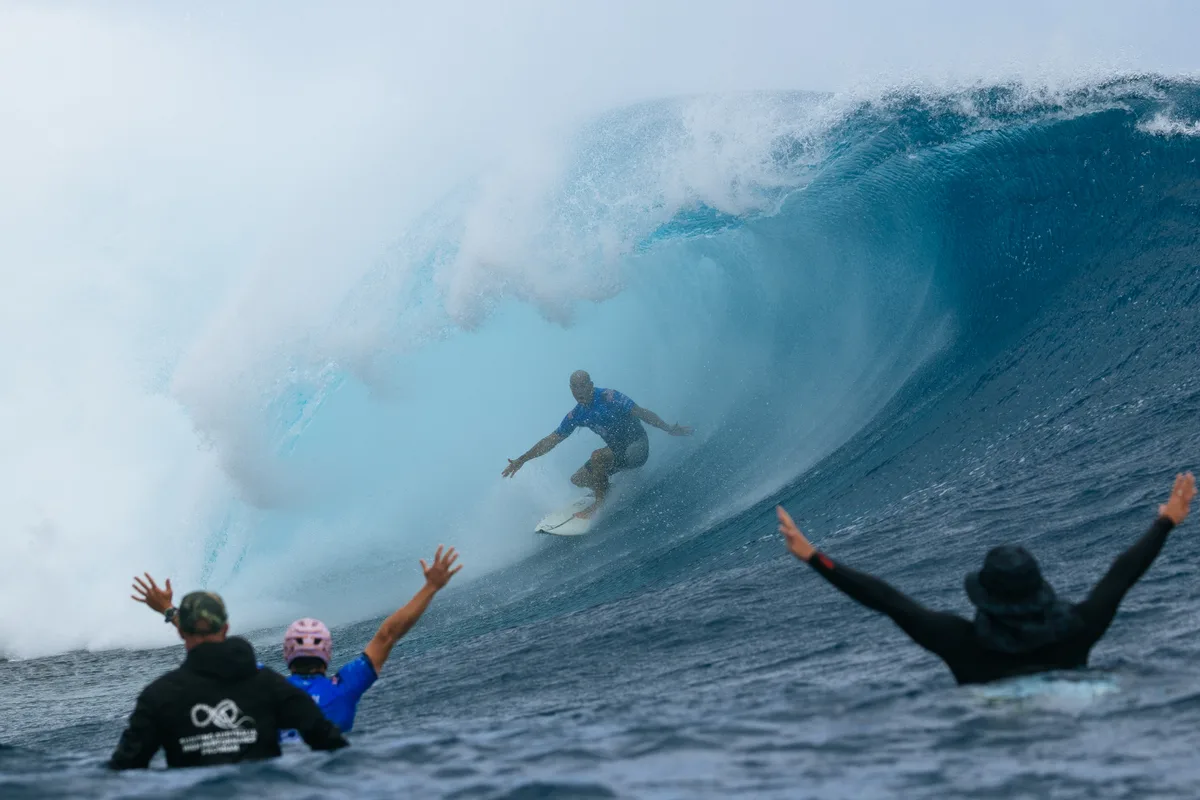 Como Kelly Slater se mantém competitivo no mais alto nível do surfe aos 54 anos