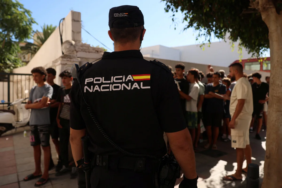 Marlaska paga a sus agentes en Ceuta 77 euros para dietas y alojamiento: “Por 40 euros al día para alojarte no encuentras nada, no tenían ni para cargar el móvil”