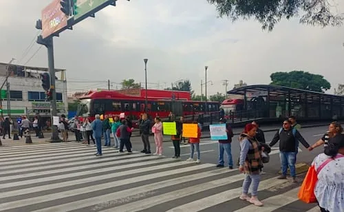 Bloquean vialidad en Venustiano Carranza; manifiestan su inconformidad por cierre de estancia infantil del IMSS