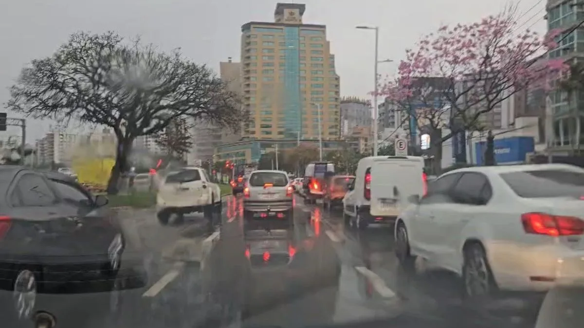 Chuva e mudanças no trânsito ‘travam’ principais vias de Florianópolis nesta manhã de sábado