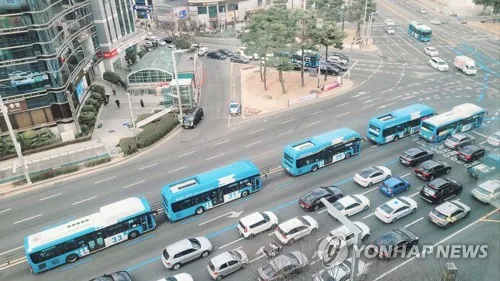 [부산소식] 취약계층 청소년 3천명에 3억원 교통카드 전달