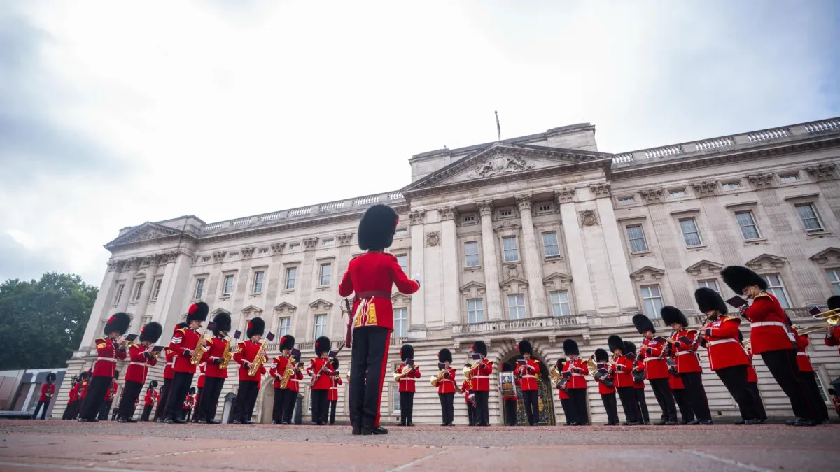 Buckingham rinde tributo a Dolly Parton en su cambio de guardia al interpretar su famoso '9 to 5'