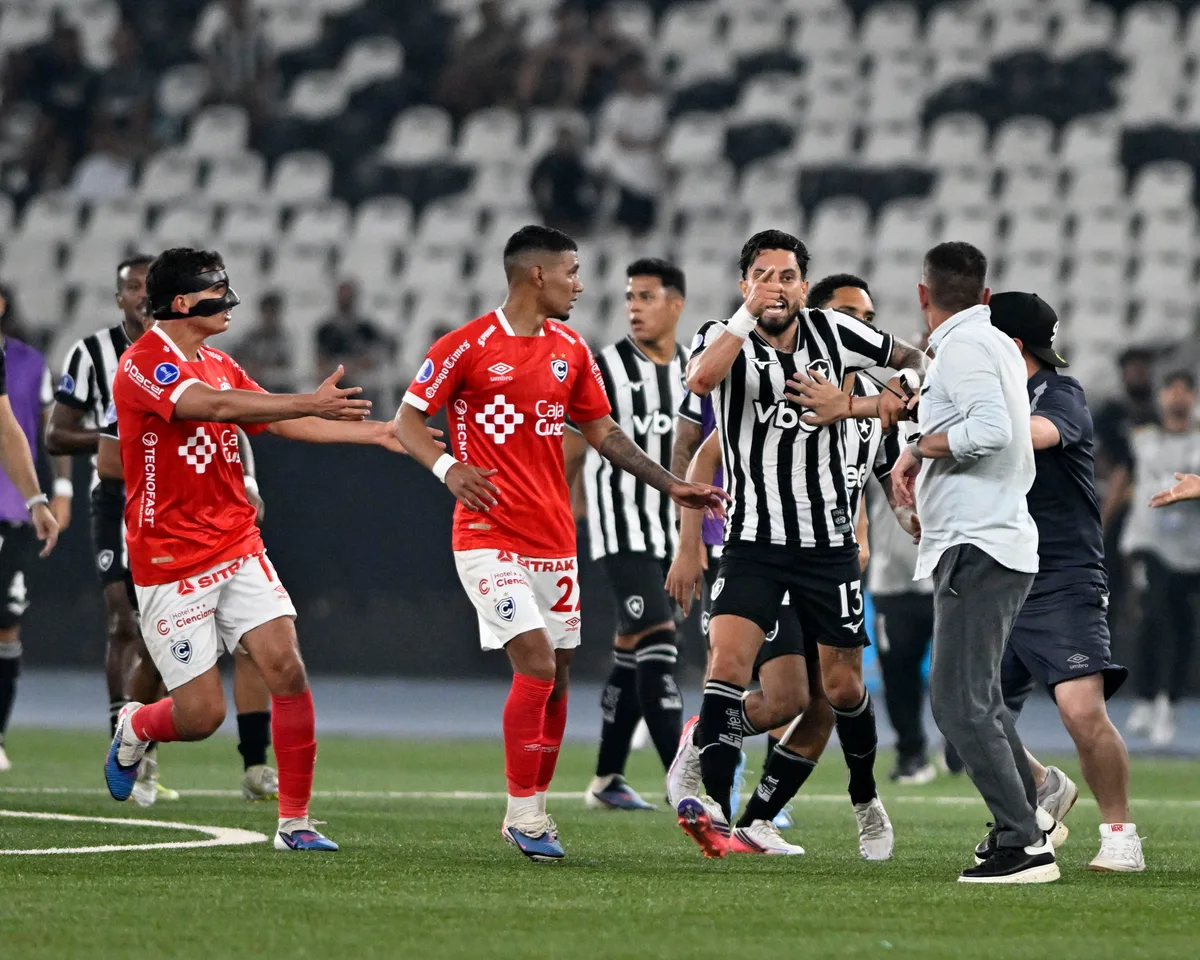 Botafogo x Cienciano termina com confusão entre jogadores e técnico argentino; veja fotos