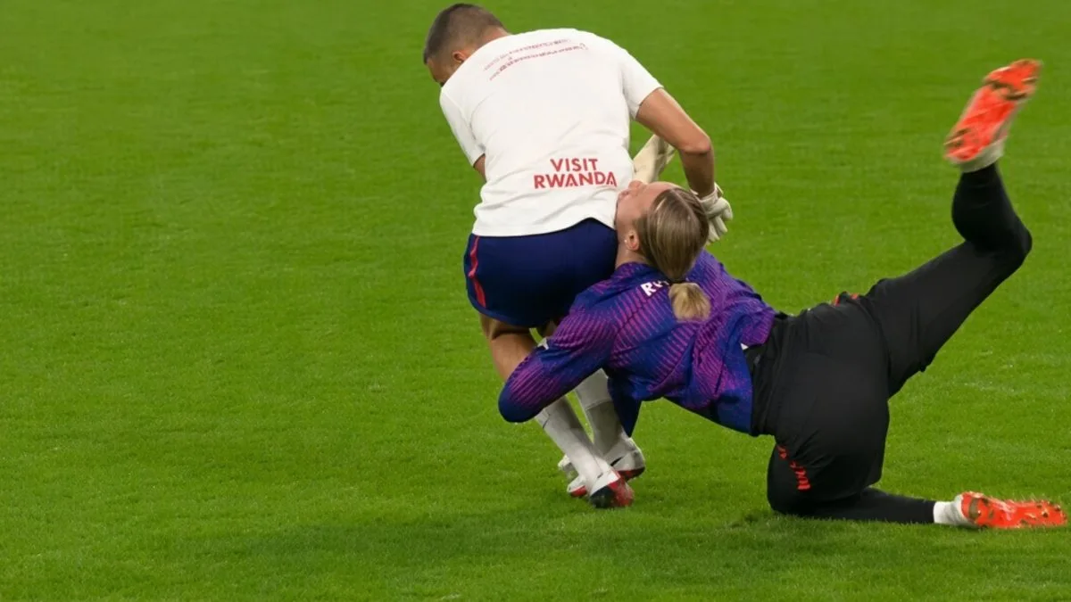 VÍDEO: carrasco do Flamengo, Safonov fica caído ao sofrer choque antes de jogo do PSG