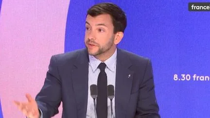 "Personne ne va mener la chasse aux femmes voilées", affirme le député RN Jean-Philippe Tanguy, après sa proposition de sanctionner le port du voile