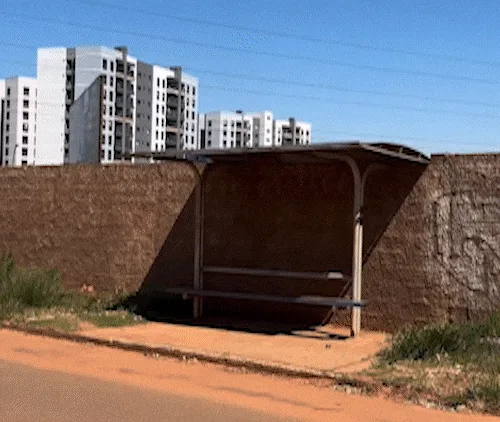 Ponto de ônibus ganha cores em 3 horas e faz a cidade pedir por mais arte