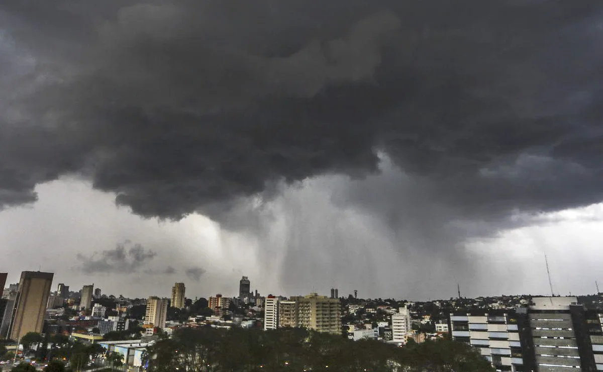 Alerta laranja de tempestade com ventos de até 100 km/h coloca todas as cidades do Paraná em perigo