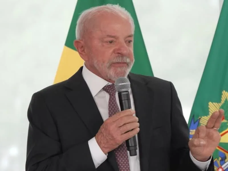 "Me recuso a ir numa igreja falar de política", diz Lula a pastores