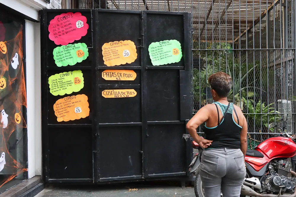 Una familia necesita 727 dólares solo para la alimentación de un mes