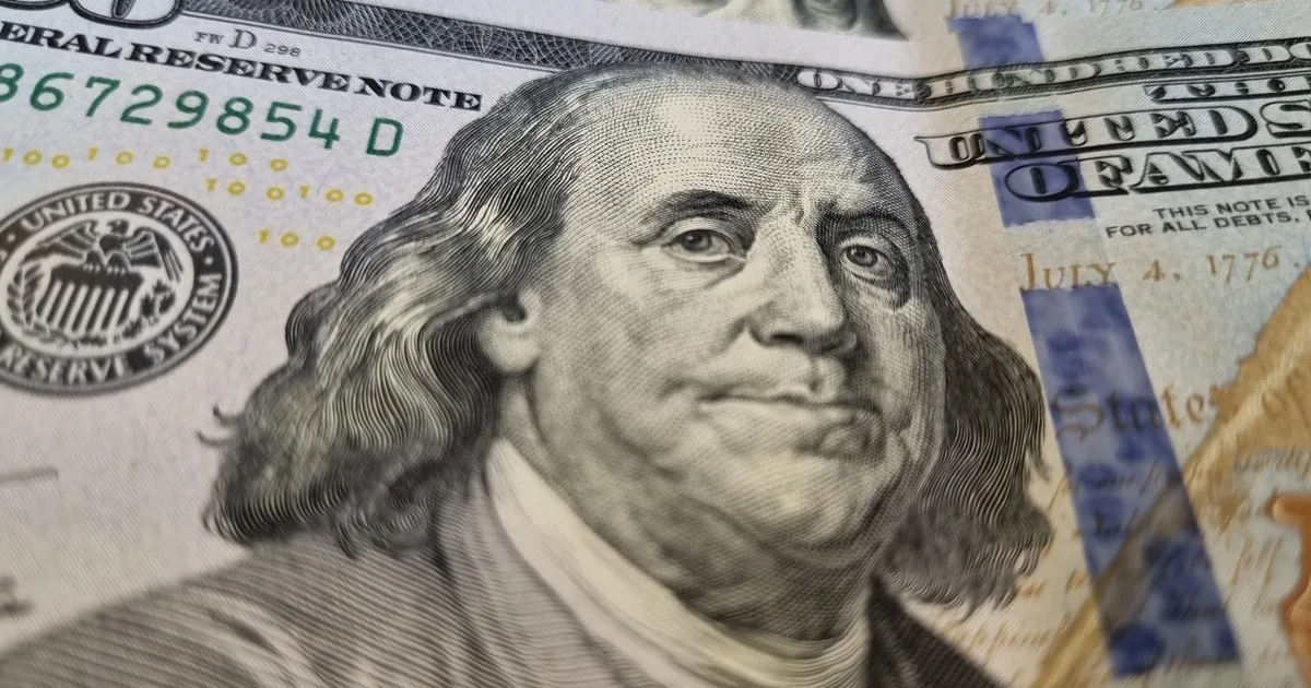 El dólar baja, pero el riesgo país vuelve a subir: por qué el mercado se mueve a dos velocidades