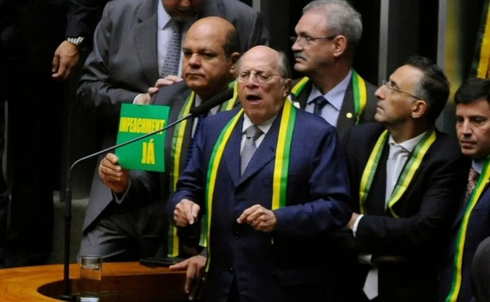 Autor do impeachment de Dilma diz que voto em Flávio Bolsonaro é “desamor à democracia”